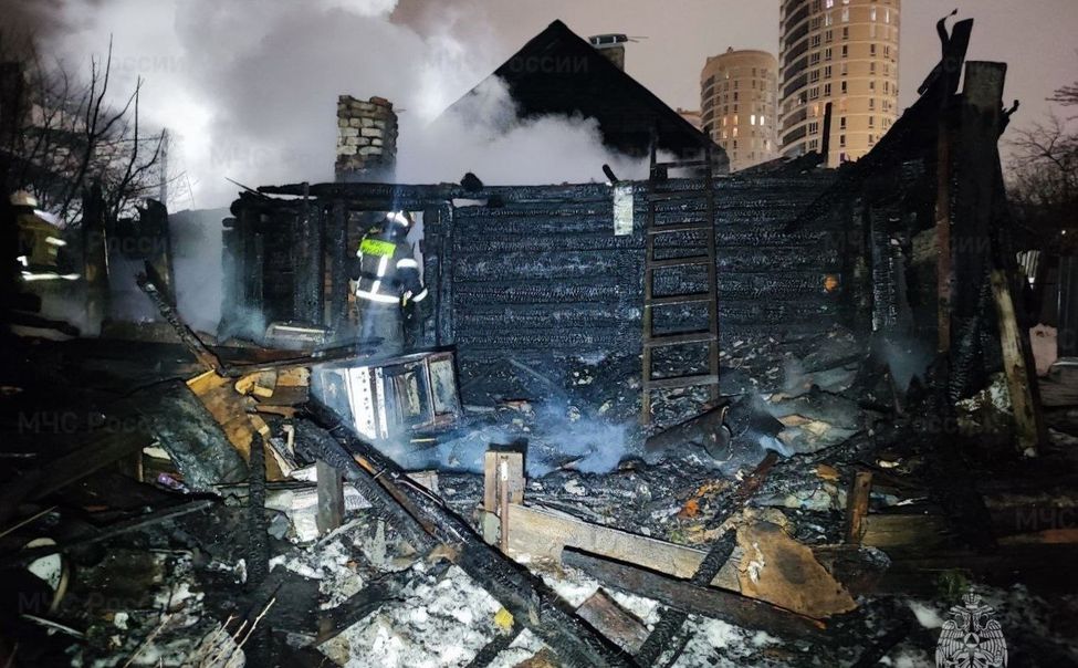 Частный дом в Чебоксарах сгорел из-за неисправной печи. 1 человек госпитализирован