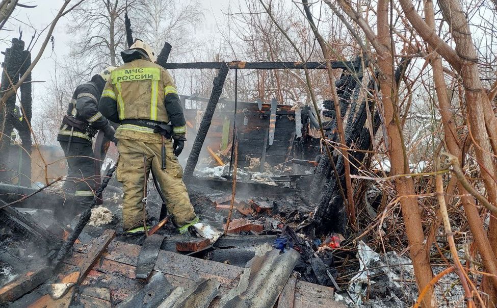 В Чебоксарах мужчина готовил еду на костре и спалил дом
