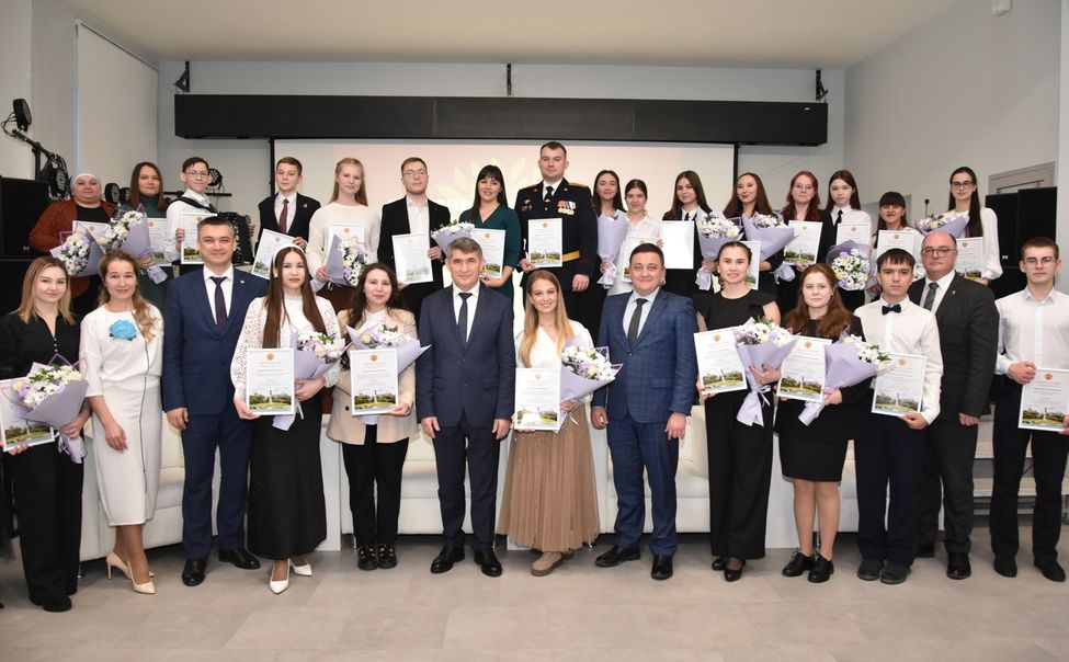Олег Николаев вручил свидетельства 25 стипендиатам за особую творческую устремленность