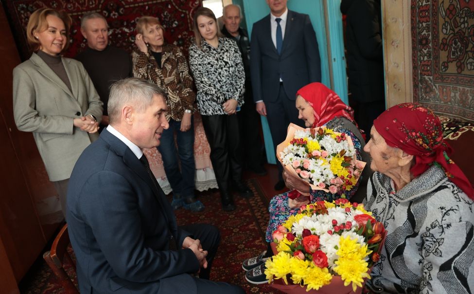 Глава Чувашии вручил первые юбилейные медали сестрам из Козловского округа