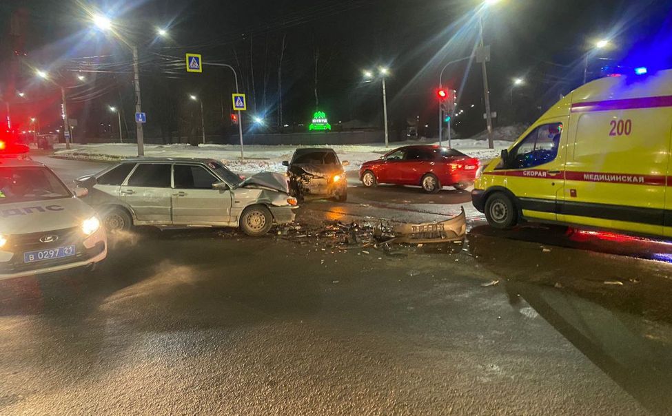 В Чебоксарах в ДТП с двумя авто пострадали четыре человека