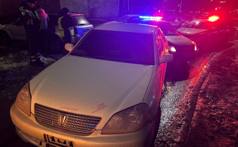 В Новочебоксарске неадекватная женщина попыталась разбить окно в здании мэрии