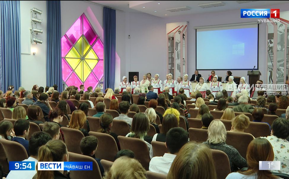 Наци библиотекинче Анатолий Рыбкин пултарулӑхӗ ҫинчен кӑларнӑ кӗнеке-альбома пахаларӗҫ