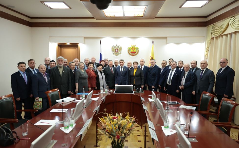 «Эстафета патриотизма поколений» : в Чувашии ветераны АПК взяли под контроль содержание памятников павшим воинам  