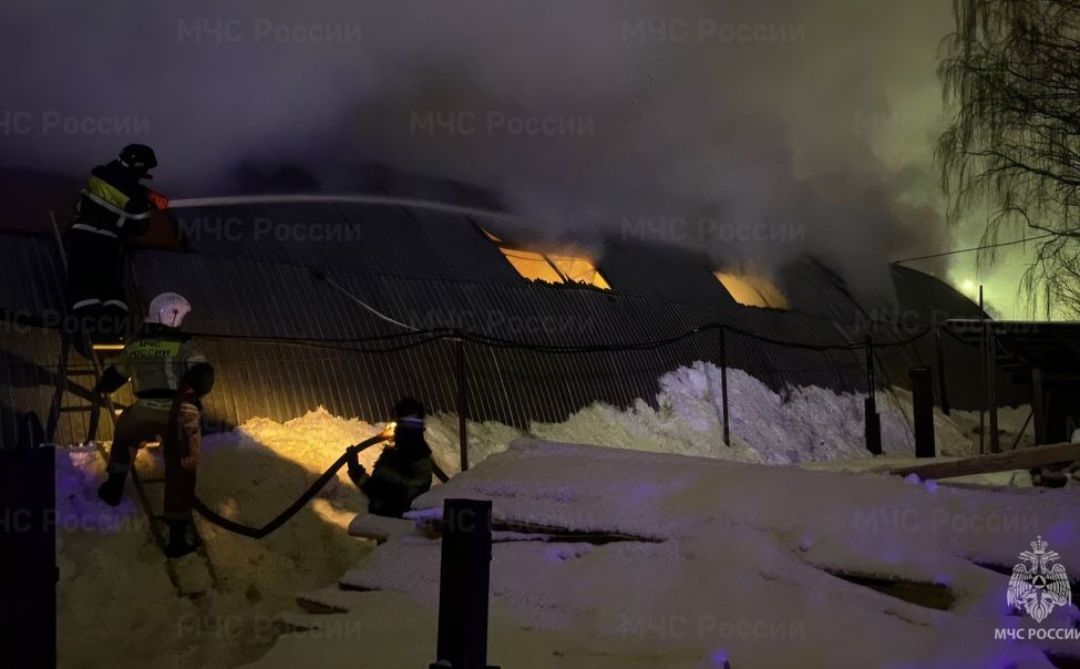 В Лапсарах произошел пожар на складе стройматериалов