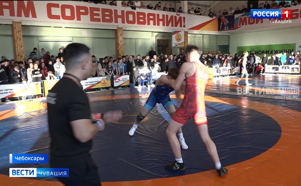 В Чебоксарах порядка 500 борцов вольного стиля оспаривают награды первенства ПФО