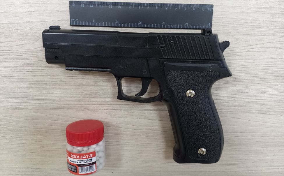 В Новочебоксарске мужчина угрожал оружием после отказа принять букет цветов