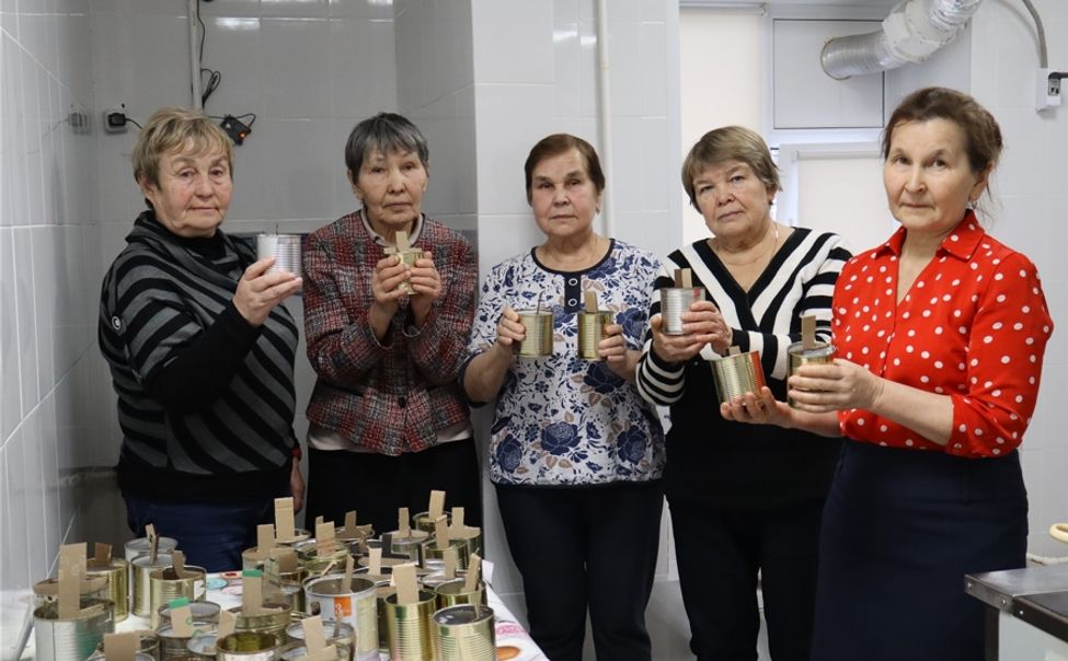 В Урмарах волонтеры «серебряного» возраста совместно с детьми изготовили окопные свечи