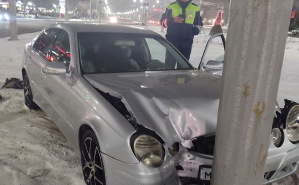 Чебоксарец на угнанной иномарке врезался в столб 