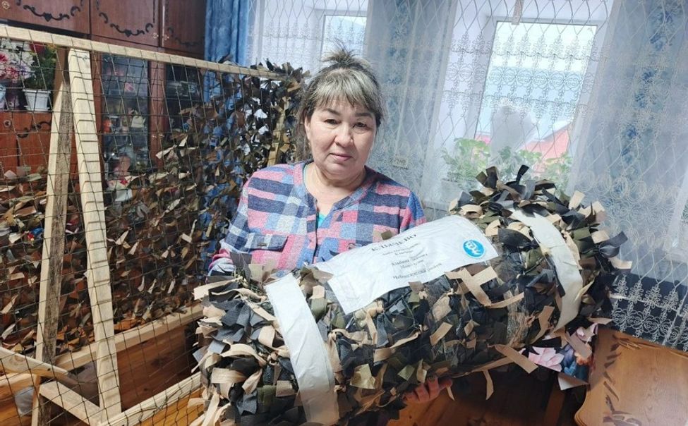 Жительница Чебоксарского округа плетет маскировочные сети для бойцов СВО у себя дома