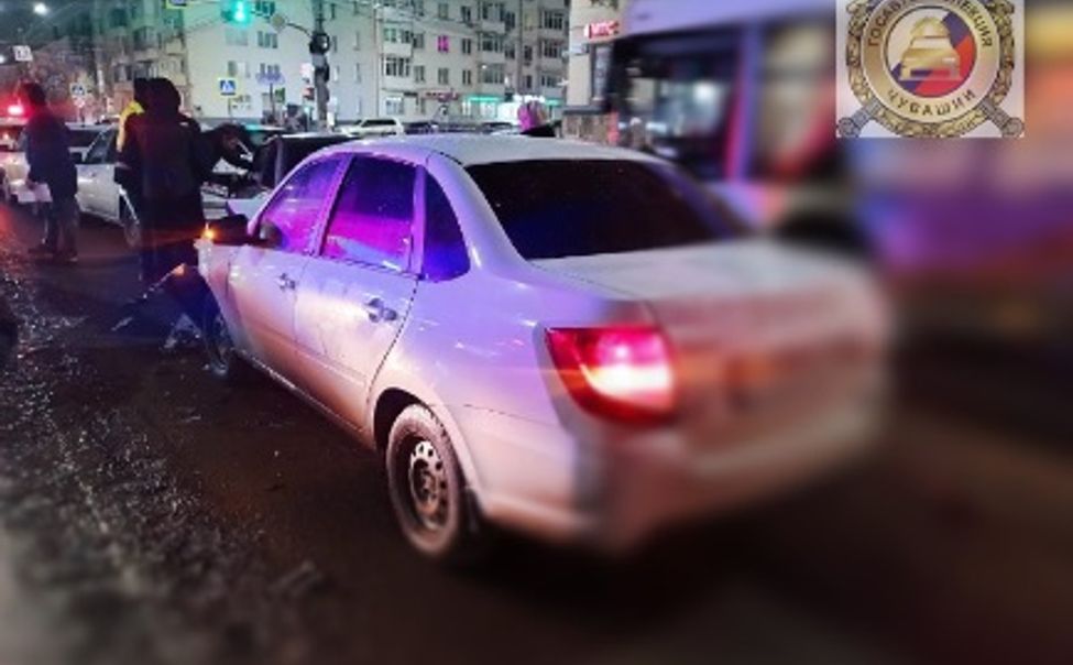В Чебоксарах пьяный водитель спровоцировал массовое ДТП