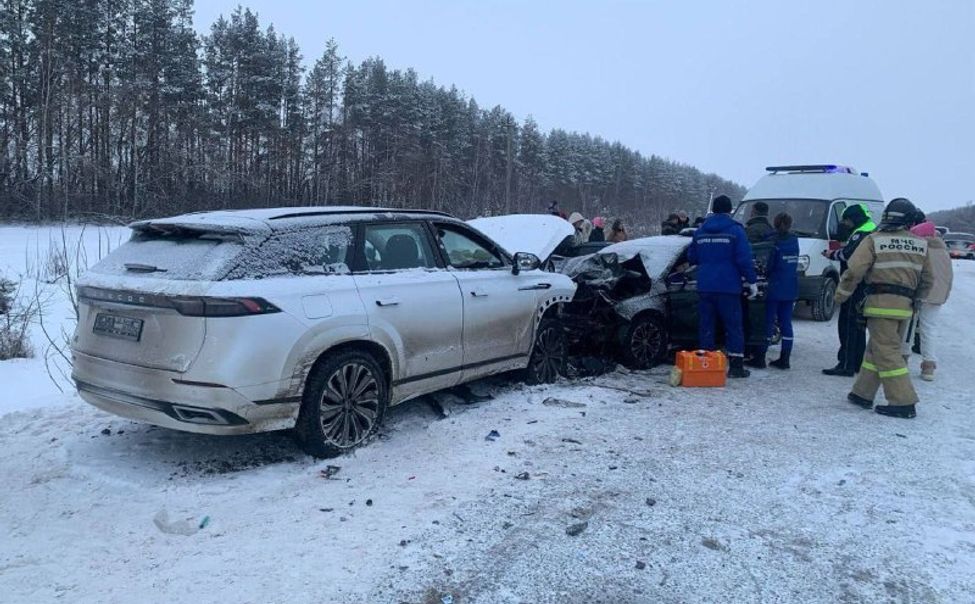 В Ибресинском округе 7 человек пострадали в лобовом столкновении автомобилей