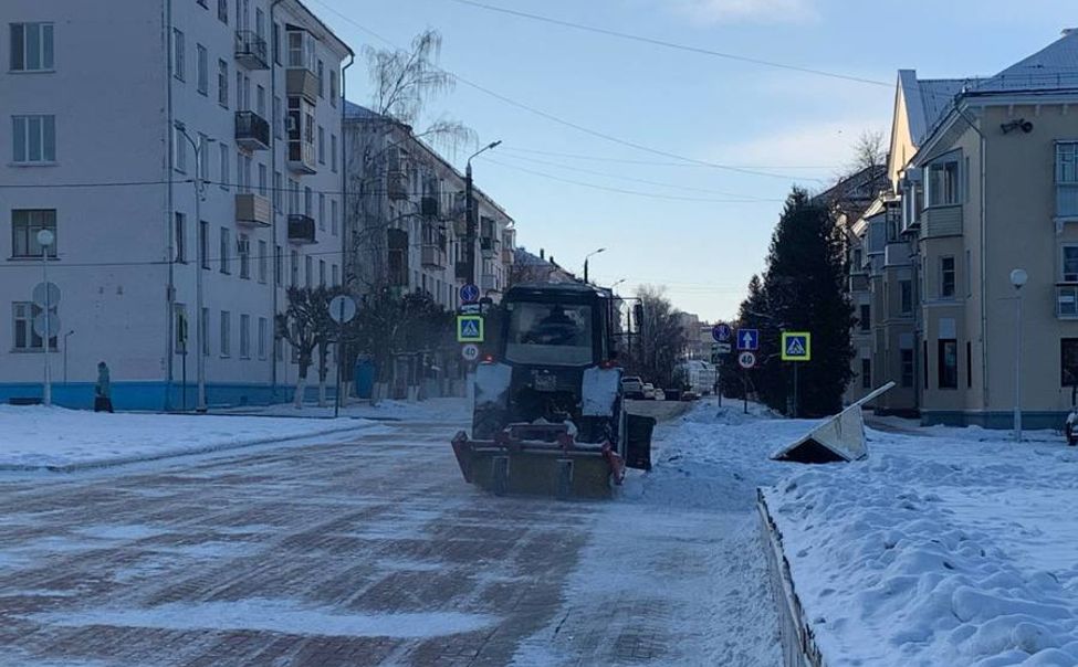 В Чебоксарах продолжаются работы по уборке парков, скверов и площадей