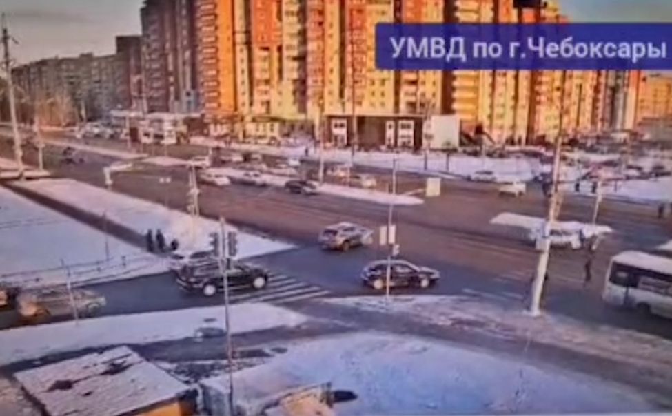 В Чебоксарах водитель проехал на "красный" и сбил двух мальчиков