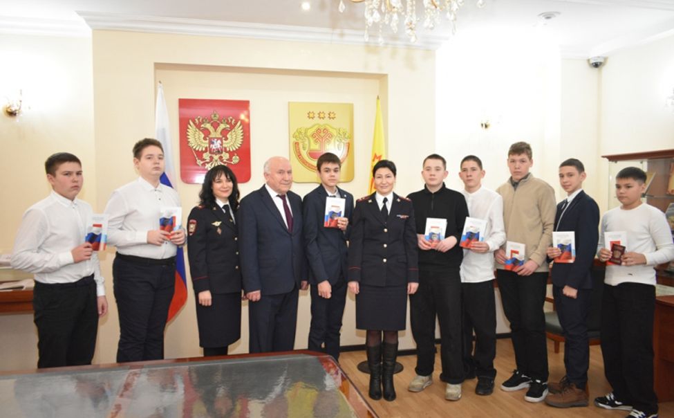 В Чувашии сотрудники полиции вручили первые паспорта юным чебоксарцам