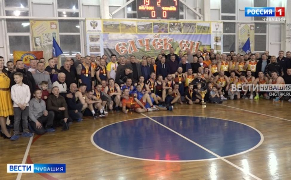 Адепты борцовско-боксерского баскетбола День защитника Отечества отметили на игровой площадке