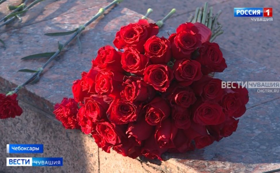 В Чувашии возложили цветы к Вечному огню
