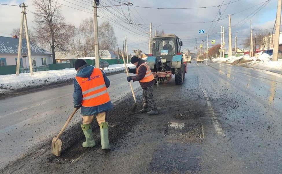 В столице Чувашии продолжается ямочный ремонт