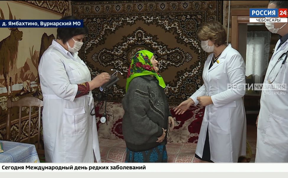 В Чувашии ведущие врачи республиканских больниц продолжают осматривать ветеранов на дому