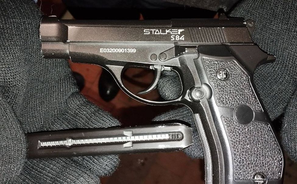 Новочебоксарец разгуливал по улице с пистолетом в руке