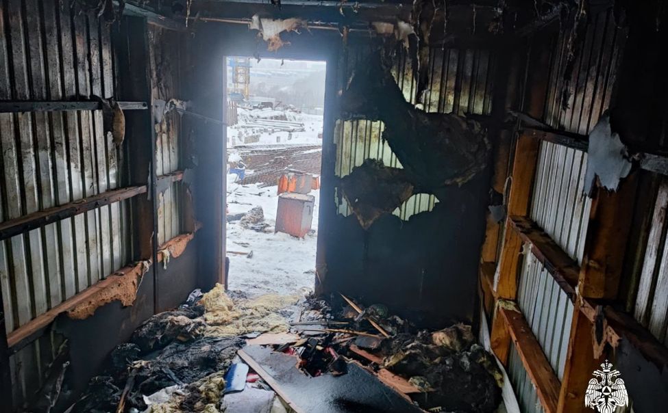 В Чебоксарах рабочий уничтожил бытовку, подключив к сети сразу два обогревателя 