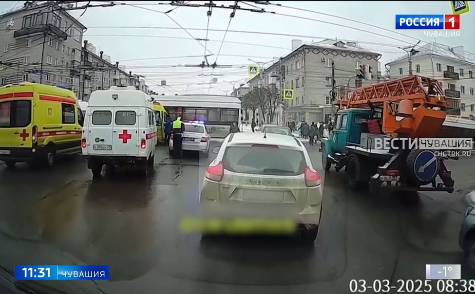 В Чебоксарах легковушка влетела в машину скорой помощи