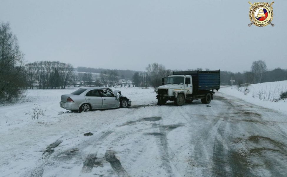 В Чувашии легковушка столкнулась со встречным грузовиком