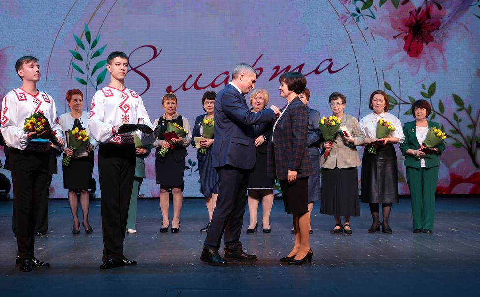 Олег Николаев поздравил с наступающим Международным женским днем