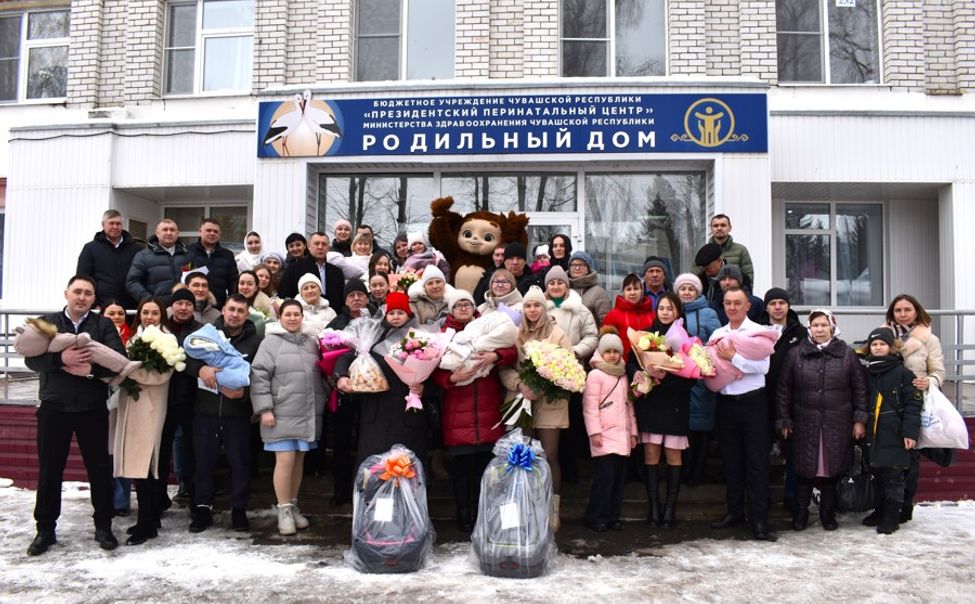 В Чувашии молодым родителям вручили автокресла