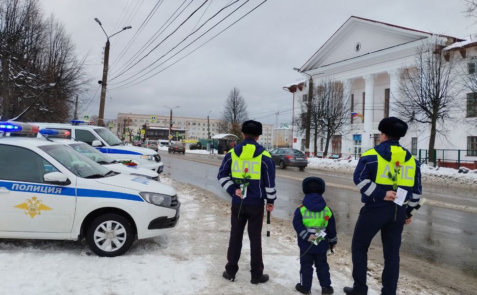 В Чувашии сотрудники ГАИ дарят автоледи цветы