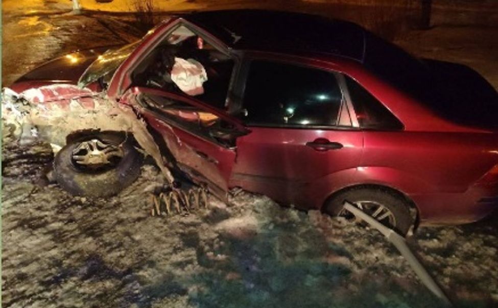 В Шумерлинском округе пьяный водитель съехал в кювет и врезался в столб