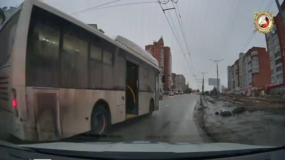 В Чебоксарах наказали водителя автобуса, который вёз пассажиров с открытыми дверями