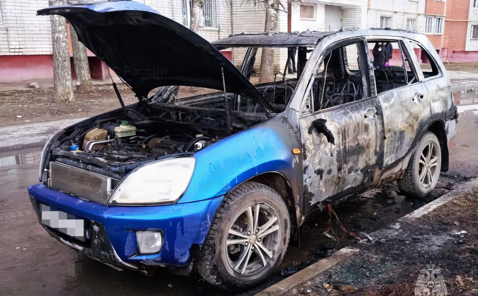 В Чебоксарах иномарка сгорела из-за короткого замыкания во время ремонта