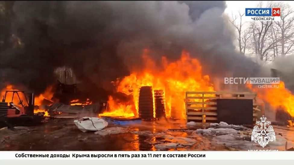 В Чебоксарах загорелся склад пластиковых труб
