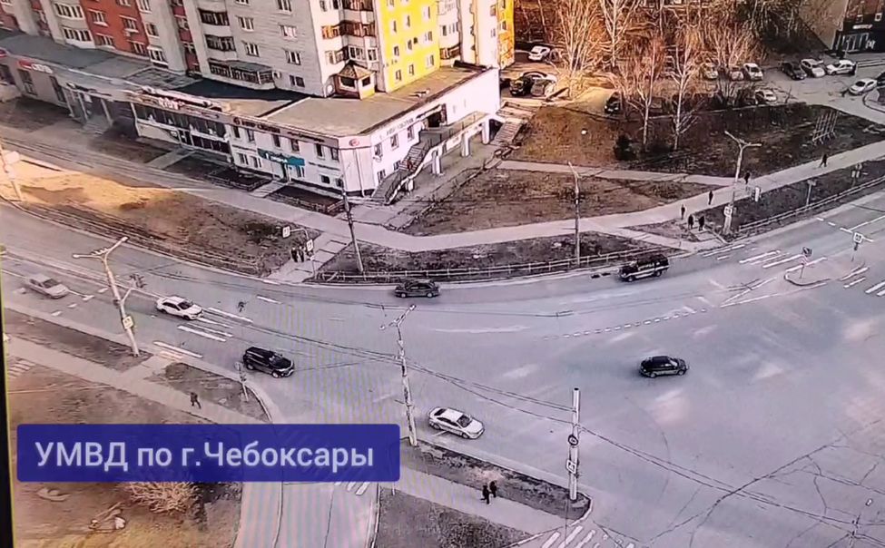 В Чебоксарах мальчик бежал за собакой и попал под колеса легковушки