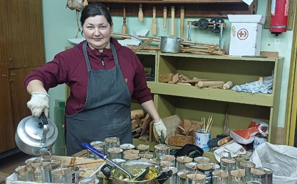 Жители Комсомольского округа плетут маскировочные сети