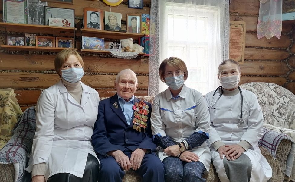 В Чувашии ветерана Великой Отечественной войны навестили врачи