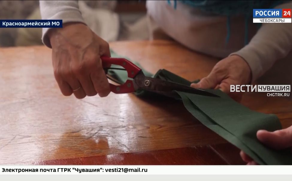 Мастерицы из Красноармейского округа вяжут маскировочные нашлемники для бойцов