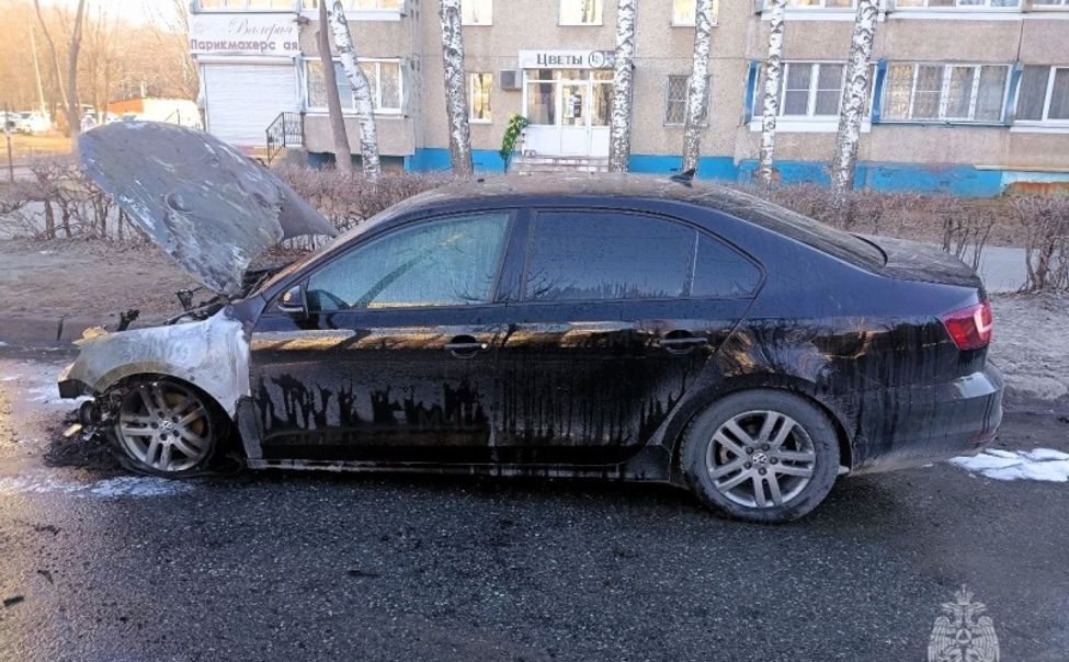 В Чебоксарах от огня пострадали два легковых авто
