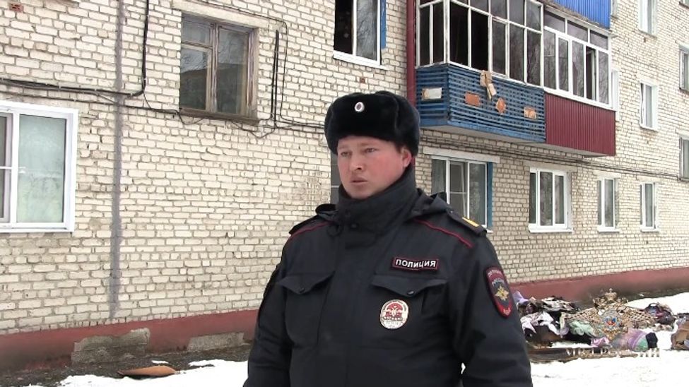 В Чувашии полицейский спас женщину с ребенком из огня 