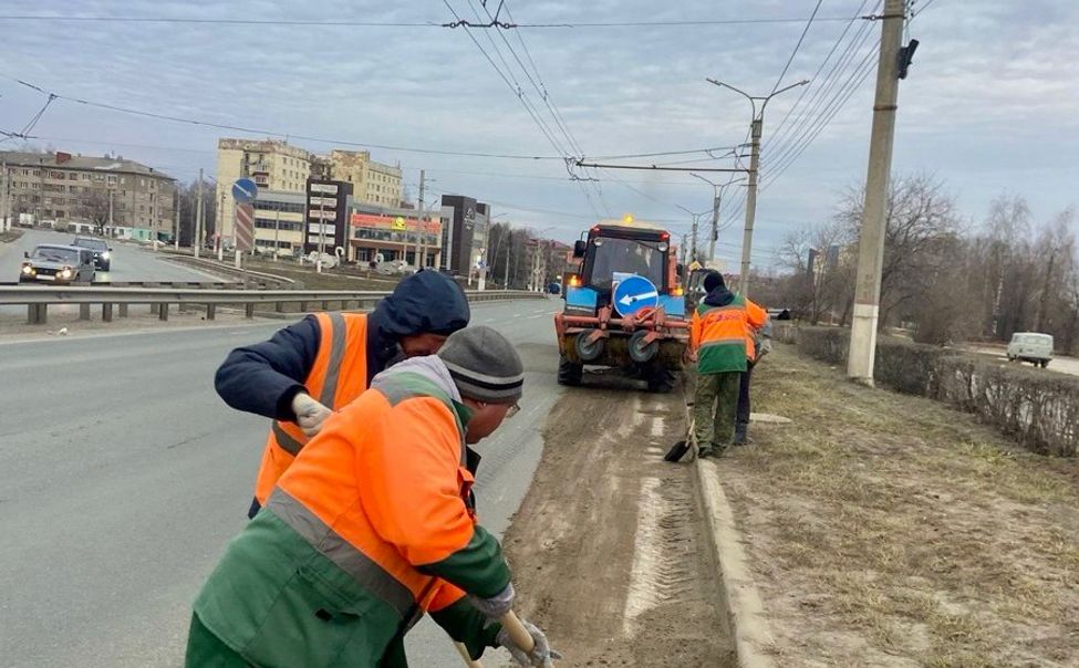 За сутки с чебоксарских дорог вывезли 851 тонну песочного смета и мусора