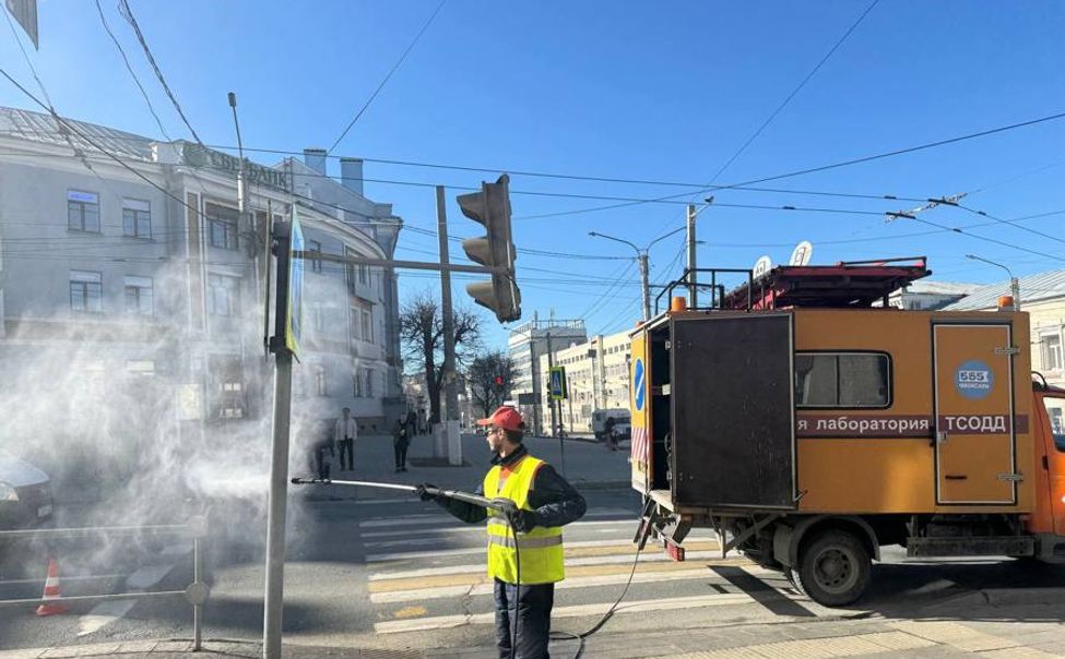 После зимы в Чебоксарах отмывают светофоры и дорожные знаки