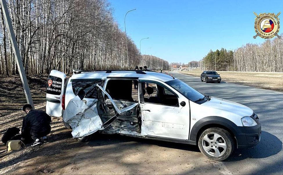 В Чебоксарском округе водитель "Ларгуса" уснул и влетел в столб. 2 человека пострадали