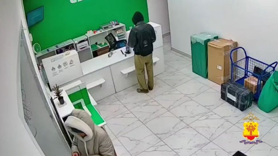 В Чебоксарах житель Казани украл из пункта выдачи куртку за 100 тысяч рублей 