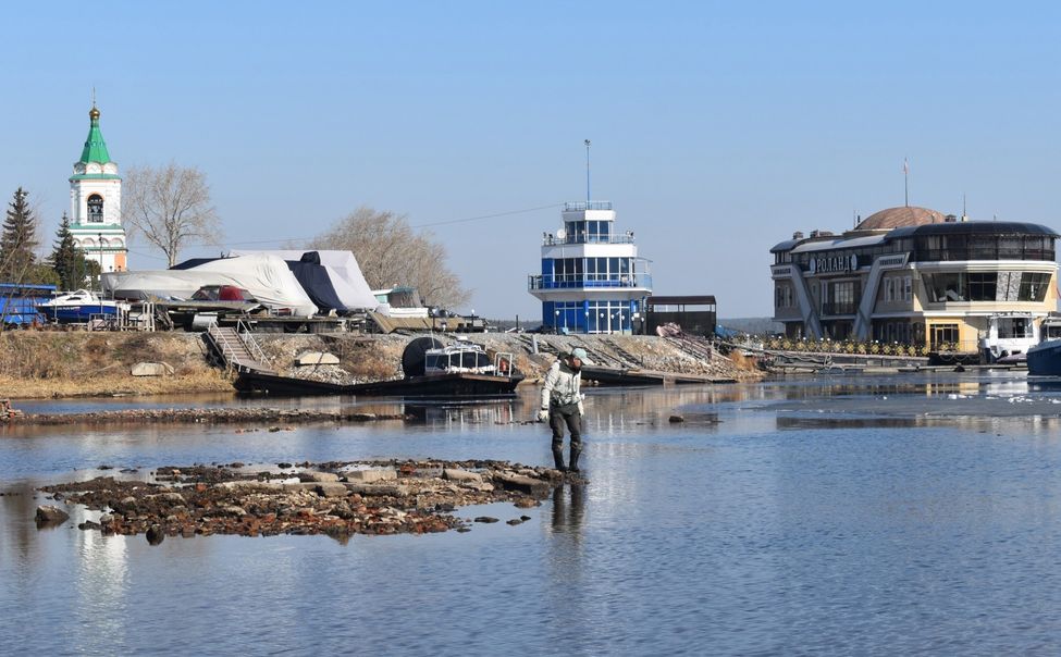 В Чебоксарах после обмеления Волги обнаружили старинные монеты и фрагменты керамики