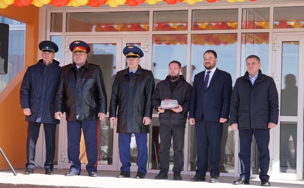 В Чебоксарах вручили ключи от новых квартир детям - сиротам