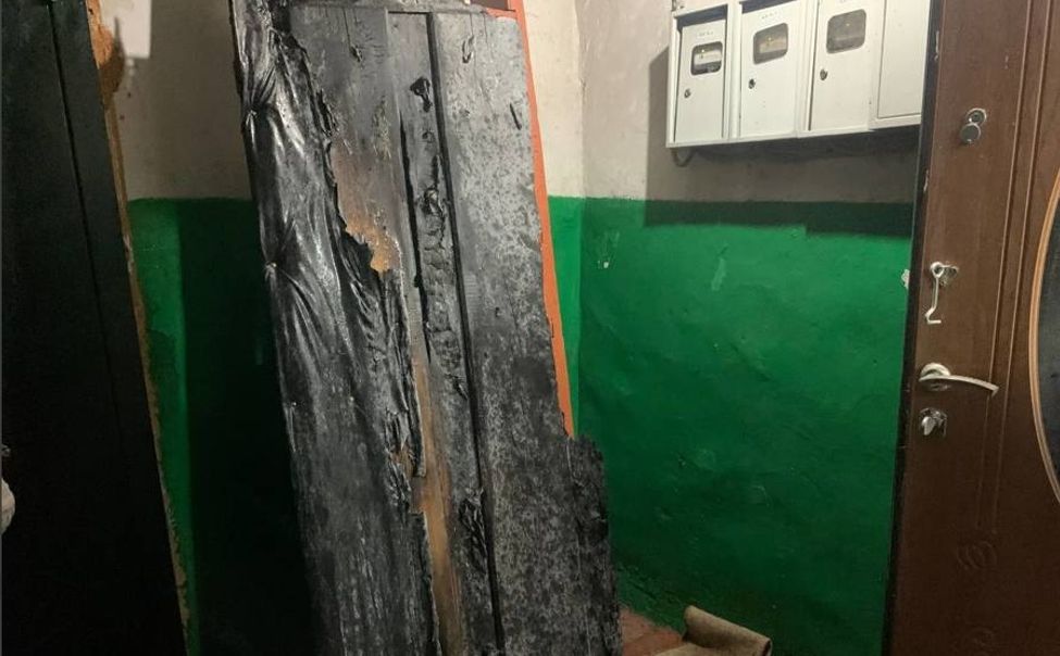 В селе Комсомольское неизвестные подожгли входную дверь квартиры