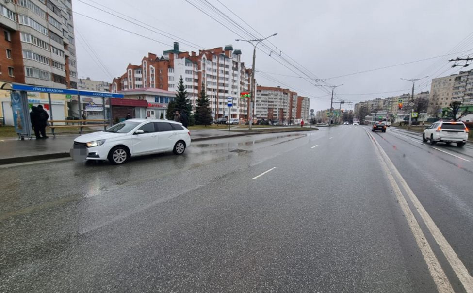 В Чебоксарах 18-летняя девушка выпрыгнула из машины на ходу после замечания водителя