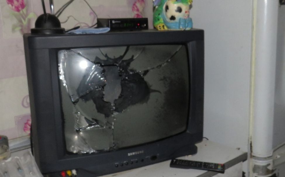 В Порецком мужчина устроил погром в доме односельчанина и похитил его охотничье ружье