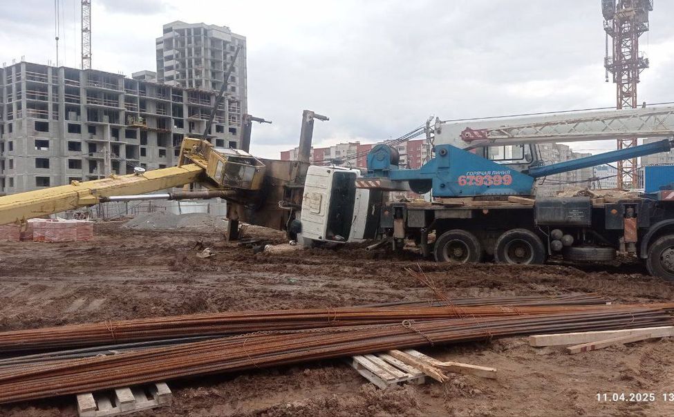 В Новочебоксарске на стройплощадке рухнул автокран